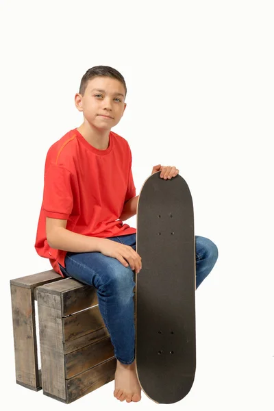 Mladý dospívající kavkazské chlapce s jeho skateboard — Stock fotografie