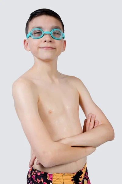 年轻十几岁的白人男孩穿泳装 — 图库照片