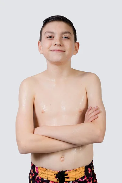 Jeune adolescent caucasien garçon portant maillot de bain — Photo