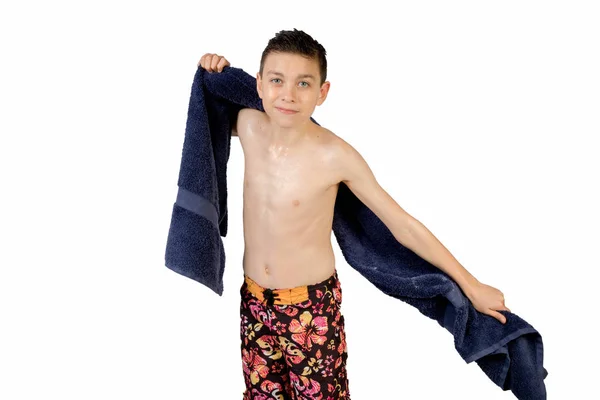 Joven adolescente caucásico chico usando traje de baño — Foto de Stock