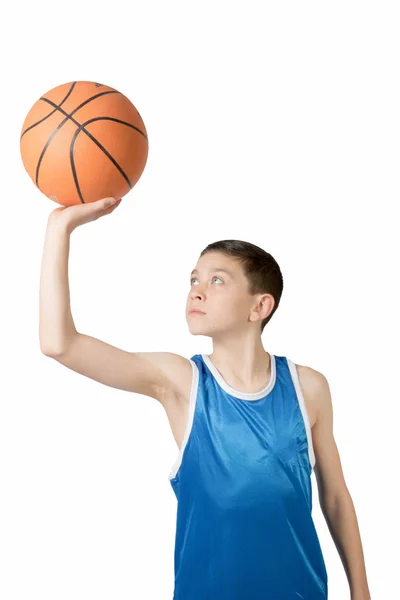 Joven adolescente caucásico con un baloncesto — Foto de Stock