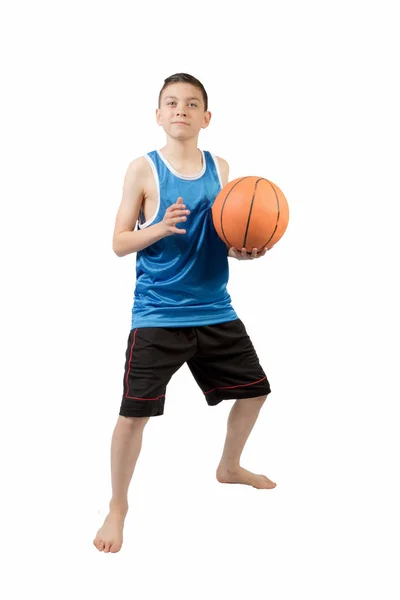 Jovem caucasiano adolescente com uma bola de basquete — Fotografia de Stock