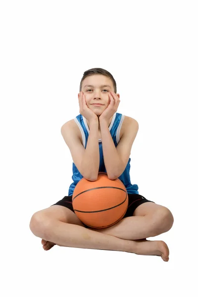 Юный кавказский подросток с баскетболом — стоковое фото