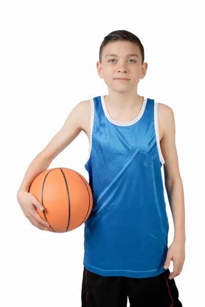 Remaja muda kaukasia dengan bola basket — Stok Foto