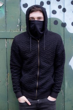 Yüzünde bir maske tarafından gizli genç çocuk