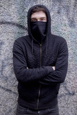 Yüzünde bir maske tarafından gizli genç çocuk