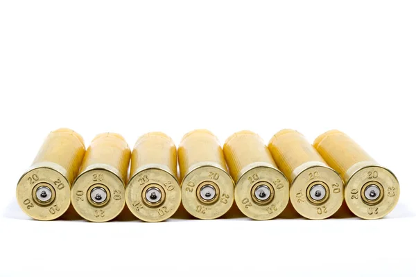 Una linea di proiettili di fucile su sfondo bianco — Foto Stock