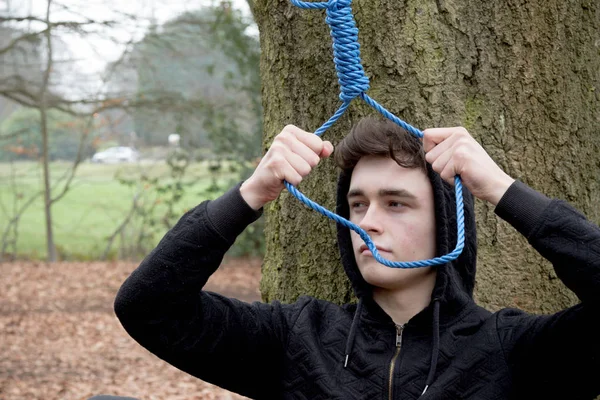Deprimerat tonåriga pojke med en hangman's snara — Stockfoto