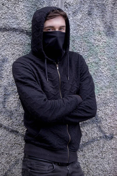 Yüzünde bir maske tarafından gizli genç çocuk