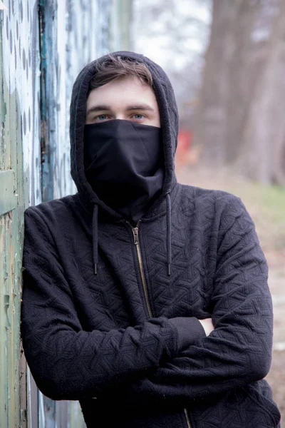 マスクで隠された顔の 10 代の少年 — ストック写真