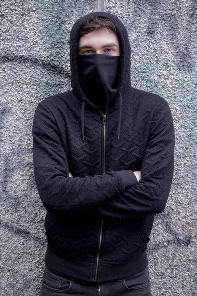 Tonårspojke med dold av en mask för ansiktet — Stockfoto