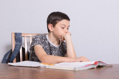 Genç delikanlı ödevini yapıyor