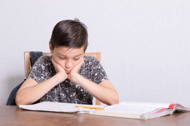 Genç delikanlı ödevini yapıyor