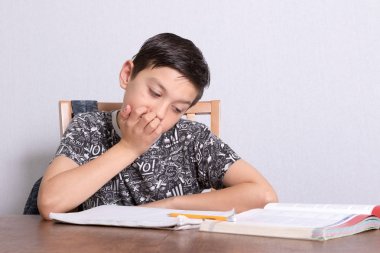 Genç delikanlı ödevini yapıyor