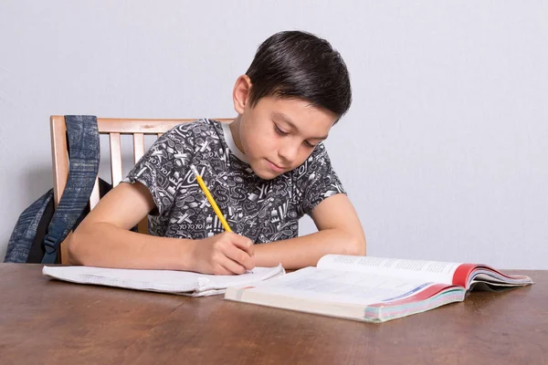 宿題をして若い 10 代の少年 — ストック写真