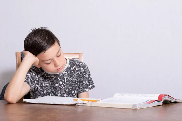 Молодий підліток робить домашнє завдання — стокове фото