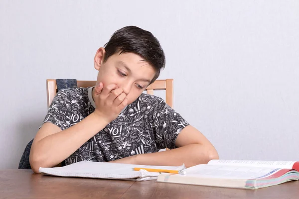 Genç delikanlı ödevini yapıyor