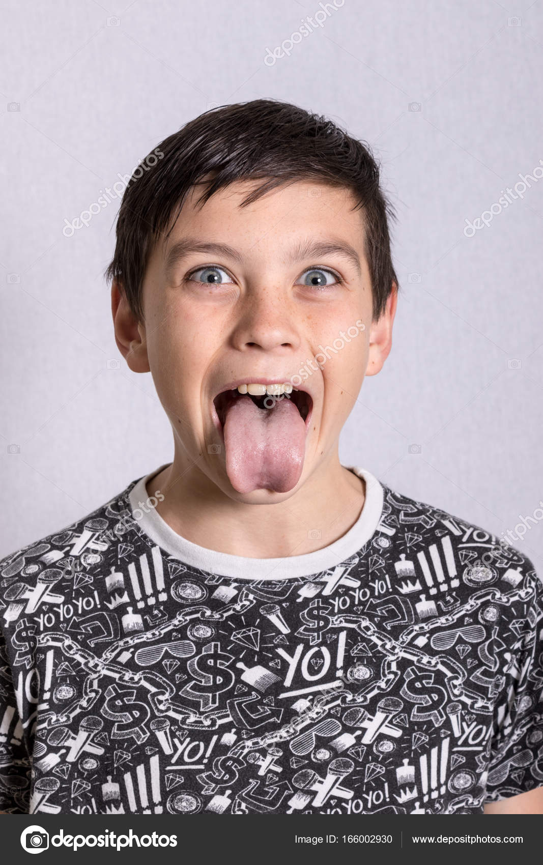 Portrait De 8 Ans Garçon Avec Son Visage Sale Et Stupide Expression Banque  D'Images et Photos Libres De Droits. Image 5439003