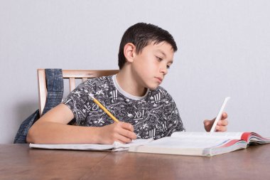 Genç delikanlı ödevini yapıyor