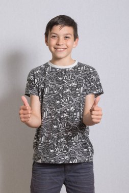 Jest Yaşasın vererek bir çocuk portresi