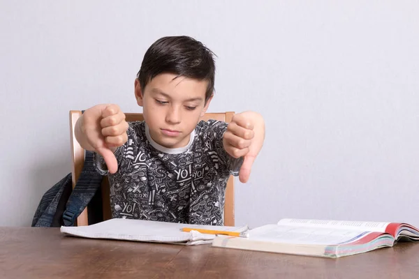 宿題をして若い 10 代の少年 — ストック写真