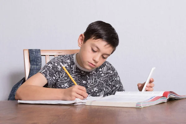 Jeune adolescent garçon faire ses devoirs — Photo