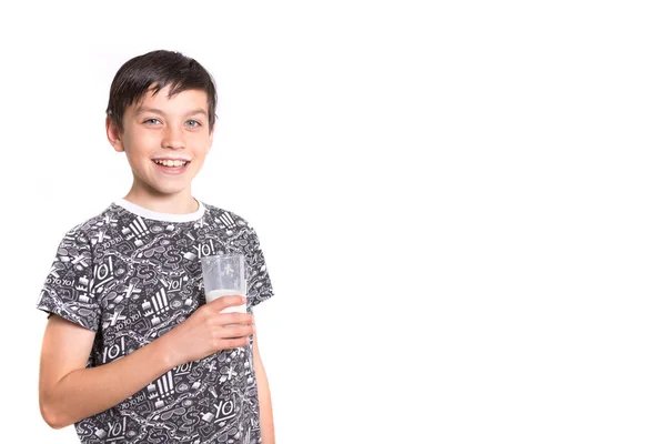 Jeune adolescent avec une moustache de lait après avoir bu du lait — Photo