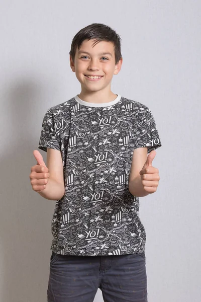 Jest Yaşasın vererek bir çocuk portresi