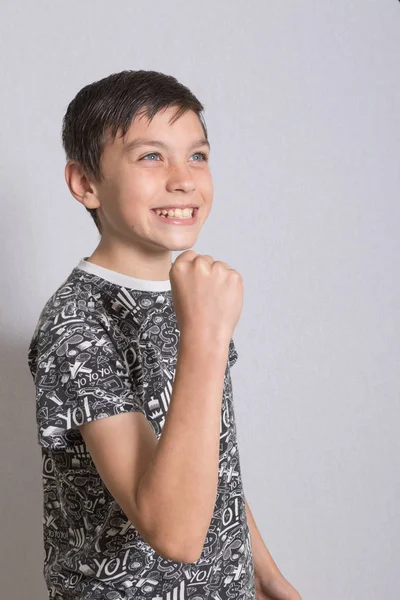 Portait de um menino fazendo um gesto de celebração — Fotografia de Stock