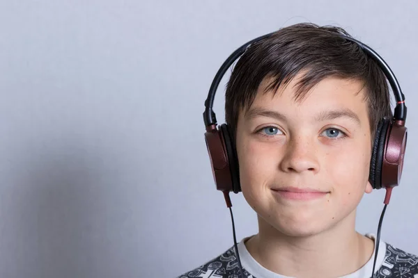 Niño escuchando música con auriculares —  Fotos de Stock