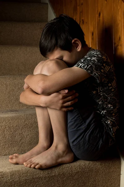 일부 계단에 앉아 슬픈 어린 소년 — 스톡 사진