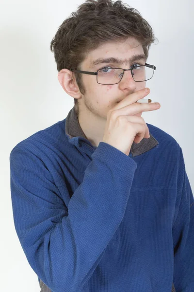 Bir sigara ile genç çocuk — Stok fotoğraf