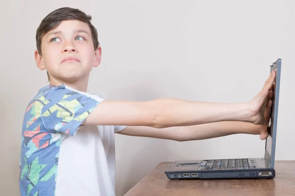 Junge sieht schlechte Inhalte im Internet — Stockfoto