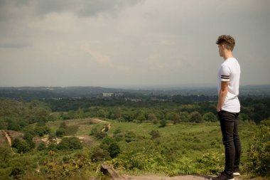 Genç çocuk peyzaj üzerinde seyir