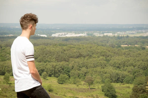 Nastoletni chłopak patrząc na krajobraz — Zdjęcie stockowe