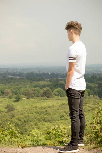 Genç çocuk peyzaj üzerinde seyir