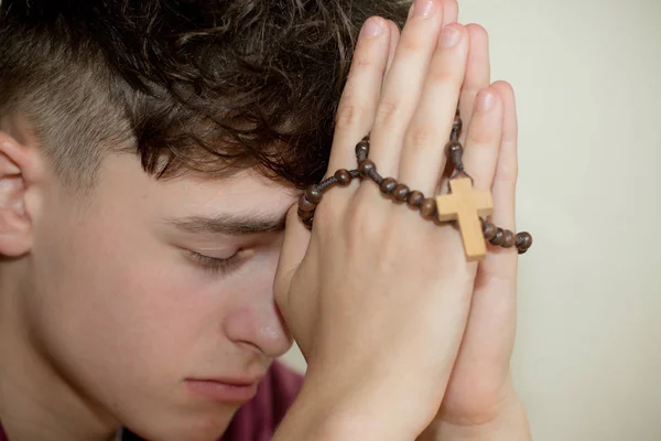 묵 주 기도 하는 십 대 소년 — 스톡 사진
