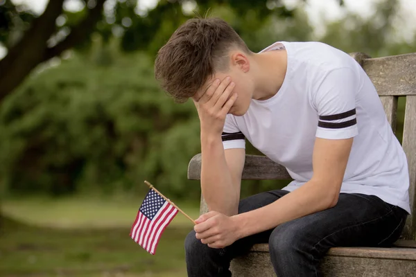 미국 국기와 함께 우울된 십 대 소년 — 스톡 사진