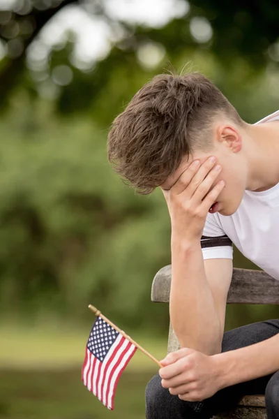 미국 국기와 함께 우울된 십 대 소년 — 스톡 사진