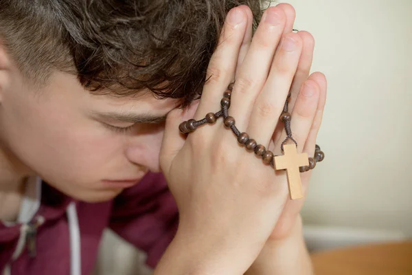 Dospívající chlapec se modlí se růženec — Stock fotografie