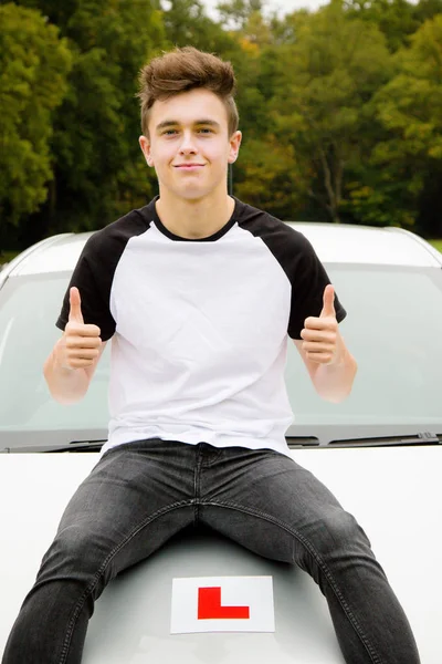 Fahrschüler bestand seine Führerscheinprüfung — Stockfoto