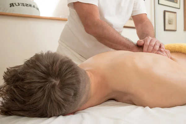 Adolescent garçon étendu sur un massage table — Photo