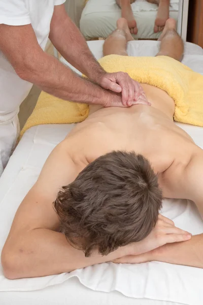 Tiener opleggen van een massagetafel — Stockfoto