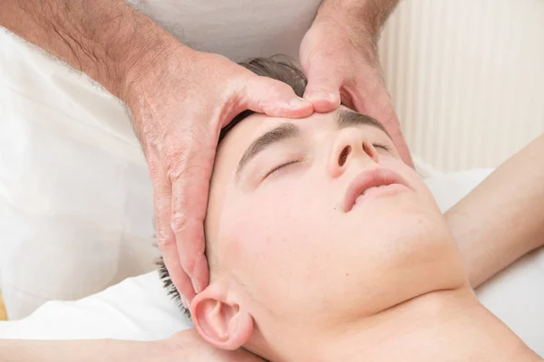 Adolescent garçon étendu sur un massage table — Photo