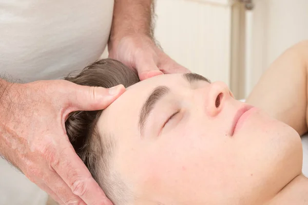 Tiener opleggen van een massagetafel — Stockfoto