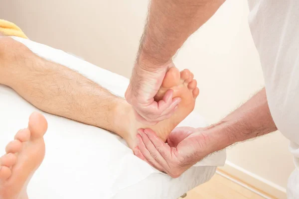 Adolescent garçon étendu sur un massage table — Photo