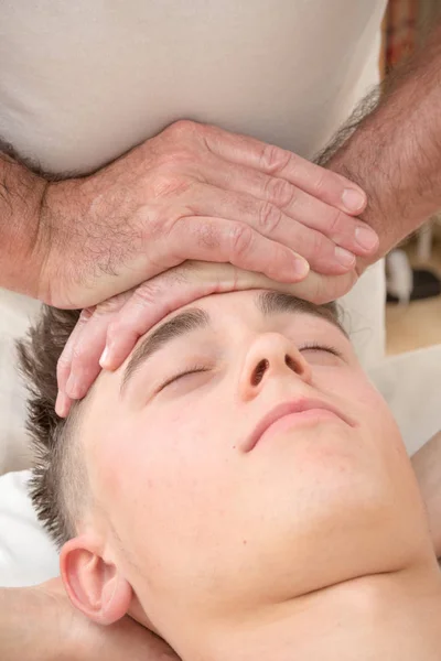 Tiener opleggen van een massagetafel — Stockfoto