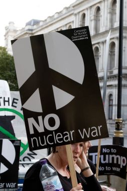 Protestocular toplamak Londra'da bir anti nükleer savaş protesto