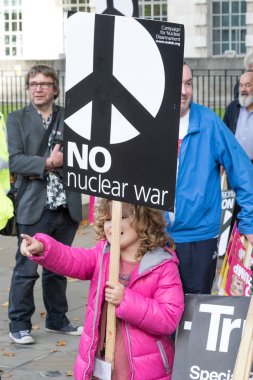 Protestocular toplamak Londra'da bir anti nükleer savaş protesto