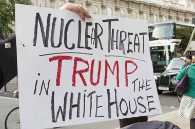 Protestocular toplamak Londra'da bir anti nükleer savaş protesto